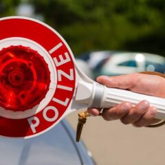 ۔،۔ فرینکفرٹ ڈورن بش سے پولیس نے (شاک کال) کے بعد فنکاروں کو رنگے ہاتھوں گرفتار کر لیا۔ نذر حسین۔،۔