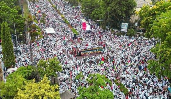 ۔،۔جکارتہ میں اسرائیلی جنگ کے سب سے بڑے حامی اور اسرائیلی اتحادی امریکا کے سفارت خانے کے سامنے ہزارو افراد کا احتجاجی مظاہرہ۔ نذر حسین۔،۔