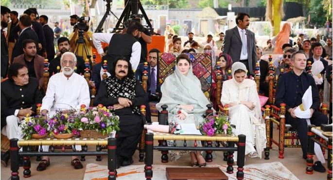 ۔،۔ جلا وطنی کے دوران بارش میں پنجاب کی مٹی کی خوشبو کو یاد کر کے روتی تھی۔مریم نواز۔نذر حسین۔،۔