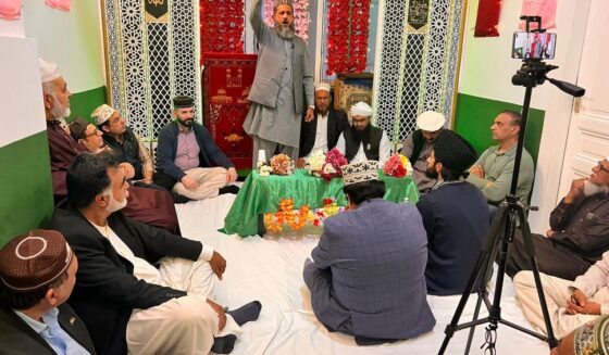 ۔،۔ بارہ ربیع الاول بروز جمعرات فرینکفرٹ کے مرکزی ریلوے اسٹیشن (قیصر اسٹریٹ) سے شمع بردار جلوس نکالا گیا۔ نذر حسین۔،۔