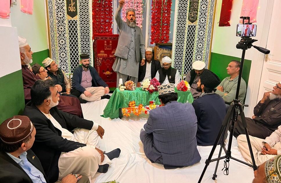 ۔،۔ بارہ ربیع الاول بروز جمعرات فرینکفرٹ کے مرکزی ریلوے اسٹیشن (قیصر اسٹریٹ) سے شمع بردار جلوس نکالا گیا۔ نذر حسین۔،۔