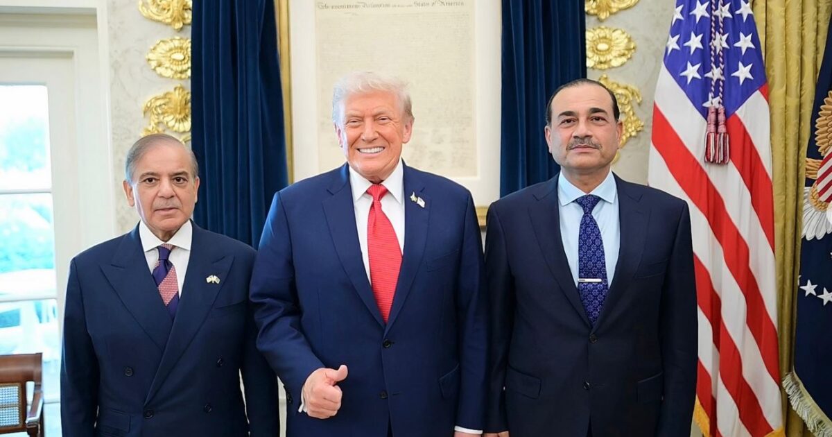 ۔،۔ وائٹ ہاوس سے امریکی صدر ڈونلڈ ٹرمپ،فیلڈ مارشل اور شہباز شریف کی ملاقات کی تصاویر شائع۔ نذر حسین۔،۔