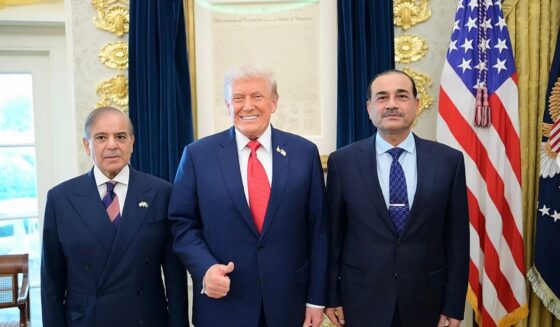 ۔،۔ وائٹ ہاوس سے امریکی صدر ڈونلڈ ٹرمپ،فیلڈ مارشل اور شہباز شریف کی ملاقات کی تصاویر شائع۔ نذر حسین۔،۔