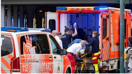 ۔،۔ جرمنی کے شہر ڈوسلڈورف   میں ایک خاتون نے(دُو) 17 سترہ سالہ نوجوانوں کو زخمی کر دیا۔ نذر حسین۔،۔