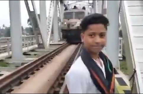 ۔،۔ بھارتی ریاست اڑیسہ میں 15 سالہ لڑکا(ٹِک ٹاک)بناتے جان سے ہاتھ دھو بیٹھا۔ نذر حسین۔،۔ ۔،۔ بھارتی ریاست اڑیسہ میں 15 سالہ لڑکا(ٹِک ٹاک)بناتے جان سے ہاتھ دھو بیٹھا۔ نذر حسین۔،۔