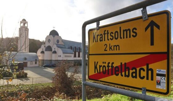 ۔،۔بروز اتوار تین مہینوں کاشیر خوار بچہ ولڈ سولمز (چرچ۔کلوسٹر) کے سامنے بچوں کی ٹرالی میں دریافت کیا گیا۔ نذر حسین۔،۔