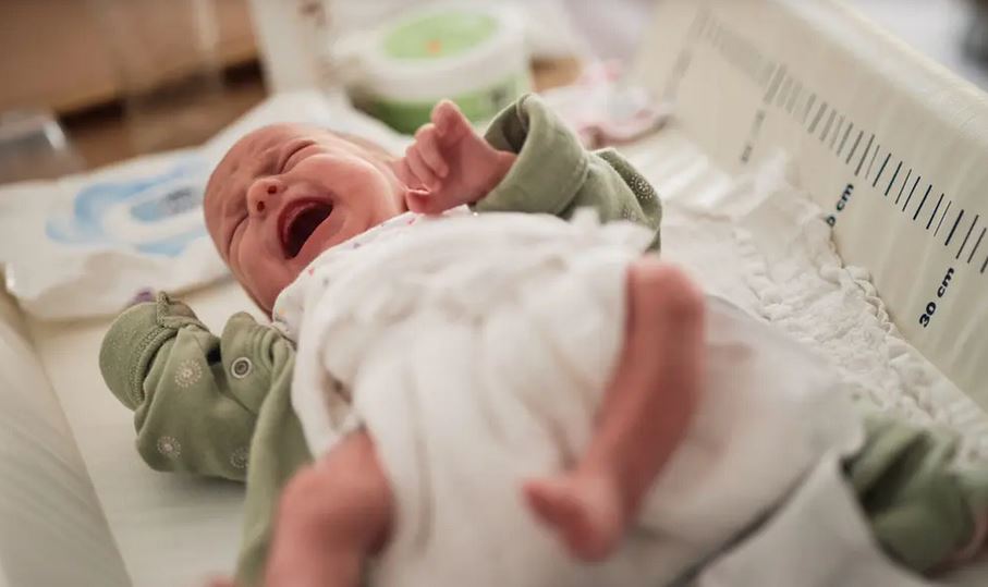 ۔،۔ ترک خاتون نے حمل چھپانے کی غرض سے نومولود کو کھڑکی سے باہر وینٹیلیشن شافٹ میں پھینک دیا۔ نذر حسین۔،۔