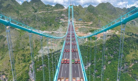 ۔،۔چین میں حال ہی میں کھولے گئے 758 میٹر طویل پُل کا ایک حصّہ گر گیا۔ نذر حسین۔،۔