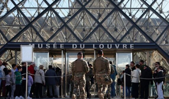 ۔،۔38۔اڑتیس سالہ فرانسیسی چور عورت جو فرانس کے عجائب گھر کی چوری میں ملوث تھی،عدالت میں آنسووُں سے رو پڑی۔ نذر حسین۔،۔