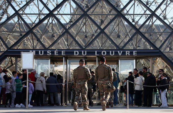 ۔،۔38۔اڑتیس سالہ فرانسیسی چور عورت جو فرانس کے عجائب گھر کی چوری میں ملوث تھی،عدالت میں آنسووُں سے رو پڑی۔ نذر حسین۔،۔