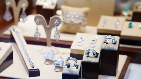 ۔،۔فرانس کے شہر روبی میں جیولری کی دکان میں گھس کر چوروں نے (ایک پوائنٹ دو 1.2 ملین ڈالر) کے زیورات چرا  لئے۔نذر حسین۔،۔