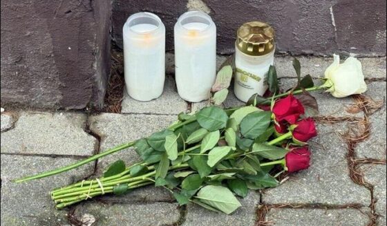 ۔،۔ ایک بیلف (کورٹ کلرک)کو ڈیوٹی کے دوران شکاری چاقو سے ہلاک کر دیا گیا۔ نذر حسین۔،۔