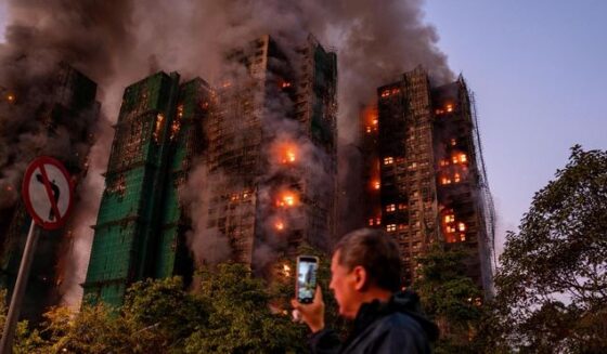 ۔،۔ ہانگ کانگ میں (32  بتیس منزلہ رہائشی) عمارتوں میں آگ لگنے سے کم از کم (36 چھتیس) افراد ہلاک۔ نذر حسین۔،۔