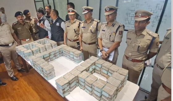 ۔،۔ بھارت میں پولیس نے 800,000 آٹھ لاکھ ڈالر رکی بینک ڈکیتی کے بعد تین افراد کو گرفتار کر لیا۔ نذر حسین۔،۔