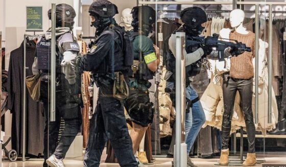 ۔،۔ شاپنگ سینٹر نارتھ ویسٹ سٹڈٹ میں زوردار دھماکہ کا ذمہ دار (تیرہ سالہ) لڑکا  تھا۔ نذر حسین۔،۔