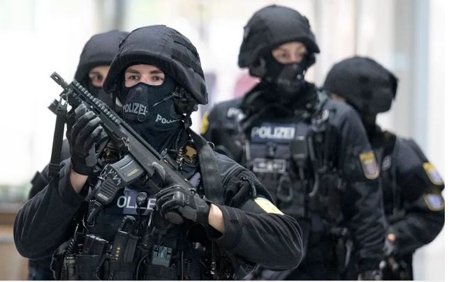 ۔،۔ جرمنی کے شہر فرینکفرٹ کے نارتھ ویسٹ سٹیڈٹ سینٹر میں خوف و ہراس متعدد زخمی،پولیس کی بھاری نفری۔ نذر حسین۔،۔