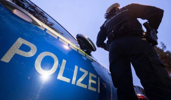 ۔،۔ دو نامعلوم خواتین نے 86 سالہ خاتون کو قلم اور کاغذ کے چکر میں لوٹ لیا۔ نذر حسین۔،۔