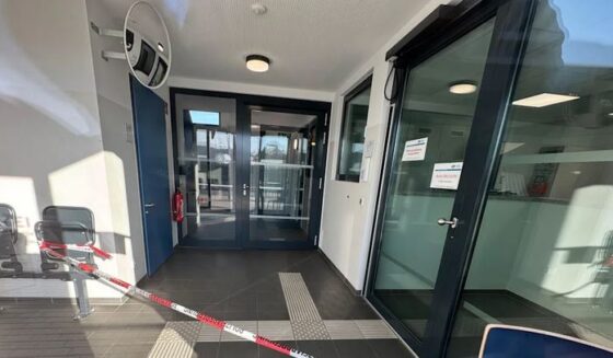 ۔،۔ پولیس نے چاقو سے حملہ کرنے والے شخص کو(ہیٹنگر پولیس تھانہ) میں گولی مار دی۔ نذر حسین۔،۔