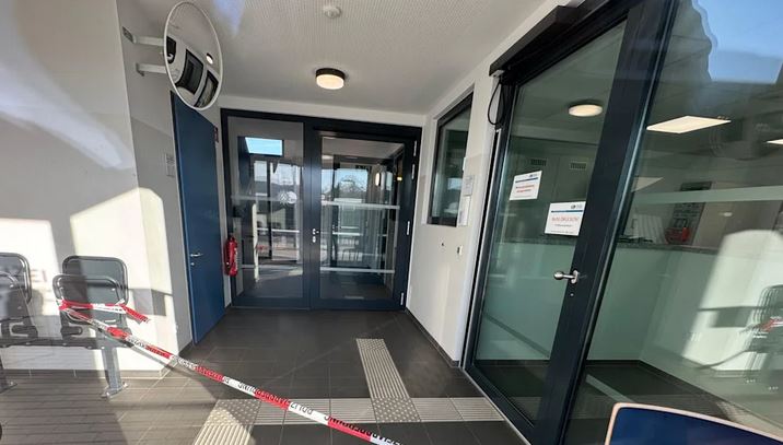 ۔،۔ پولیس نے چاقو سے حملہ کرنے والے شخص کو(ہیٹنگر پولیس تھانہ) میں گولی مار دی۔ نذر حسین۔،۔