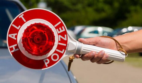 ۔،۔ فرینکفرٹ ڈورن بش سے پولیس نے (شاک کال) کے بعد فنکاروں کو رنگے ہاتھوں گرفتار کر لیا۔ نذر حسین۔،۔