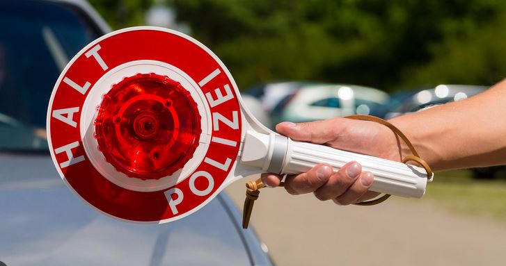 ۔،۔ فرینکفرٹ ڈورن بش سے پولیس نے (شاک کال) کے بعد فنکاروں کو رنگے ہاتھوں گرفتار کر لیا۔ نذر حسین۔،۔