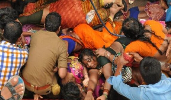 ۔،۔ ہفتہ کے روز ایک ہندو مندر میں بھگدڑ کم از کم سات افراد ہلاک جبکہ درجنوں زخمی ہو گئے۔ نذر حسین۔،۔