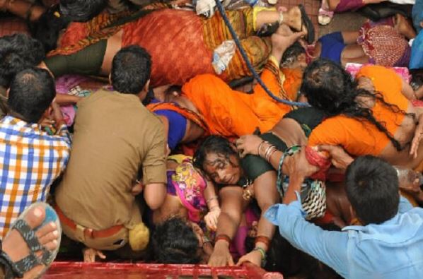 ۔،۔ ہفتہ کے روز ایک ہندو مندر میں بھگدڑ کم از کم سات افراد ہلاک جبکہ درجنوں زخمی ہو گئے۔ نذر حسین۔،۔