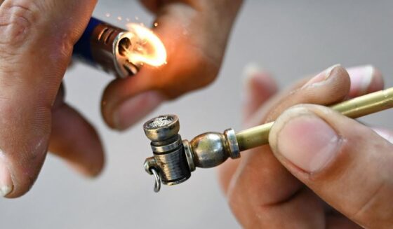 ۔،۔ فرینکفرٹ کے مرکزی ریلوے اسٹیشن پر رنگے ہاتھوں کریک ڈیلر کی گرفتاری۔ نذر حسین۔،۔