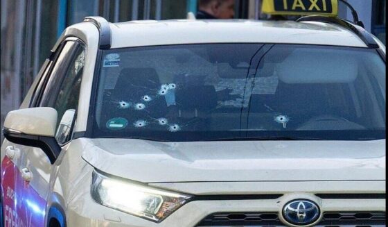 ۔،۔ ٹیکسی مسافر پر گولیوں کی بوچھاڑ،ایک مسافر شدید زخمی،باقی مسافر محفوظ۔ نذر حسین۔،۔