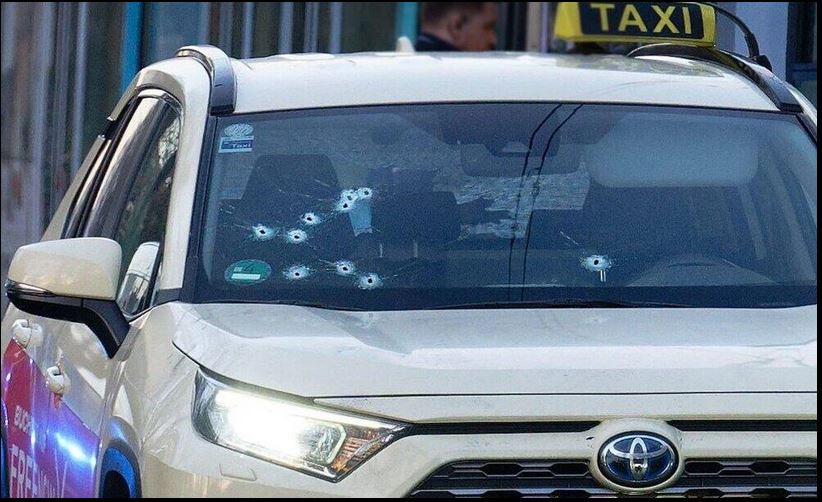 ۔،۔ ٹیکسی مسافر پر گولیوں کی بوچھاڑ،ایک مسافر شدید زخمی،باقی مسافر محفوظ۔ نذر حسین۔،۔