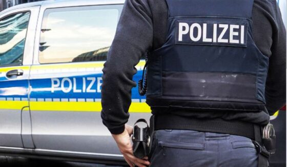 ۔،۔ فرینکفرٹ سٹی سینٹر میں پولیس افسران نے دو چوروں کو گرفتار کیا جو کپڑے کی دکان میں گھسنے کی کوشش میں تھے۔ نذر حسین۔،۔