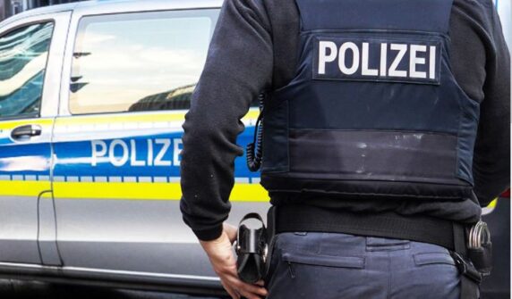 ۔،۔ فرینکفرٹ سٹی سینٹر میں پولیس افسران نے دو چوروں کو گرفتار کیا جو کپڑے کی دکان میں گھسنے کی کوشش میں تھے۔ نذر حسین۔،۔