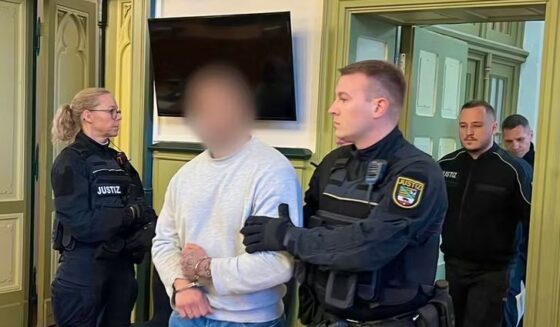 ۔،۔ عورت٭ محبت کے سیل٭میں خاوند کے ساتھ اکیلی تھی۔سیل میں مر گئی،شوہر نے خاموشی اختیار کر لی؟۔ نذر حسین۔،۔