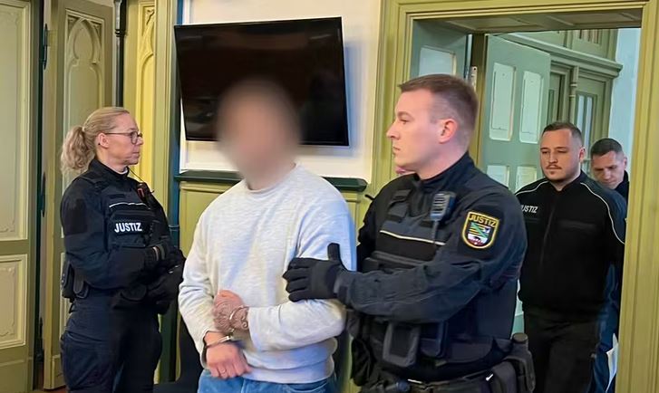 ۔،۔ عورت٭ محبت کے سیل٭میں خاوند کے ساتھ اکیلی تھی۔سیل میں مر گئی،شوہر نے خاموشی اختیار کر لی؟۔ نذر حسین۔،۔