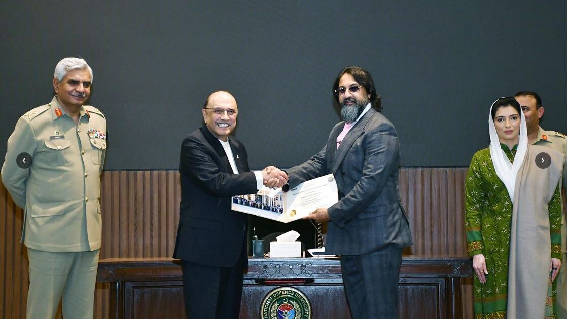 ۔،۔ آصف علی زرداری نے ڈاکٹر پرویز اقبال لوہسر کو نیشنل سیکورٹی ورکشاپ کی تکمیل پر سرٹیفکیٹ پیش کیا۔ نذر حسین۔،۔