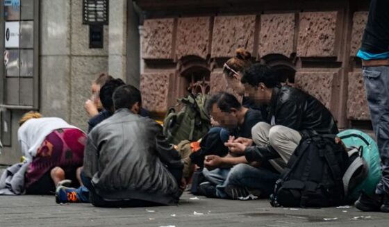 ۔،۔ فرینکفرٹ میں چوکس پولیس آفیسرز نے پچیس 25 سالہ منشیات فروش کو گرفتار کر لیا۔ نذر حسین۔،۔