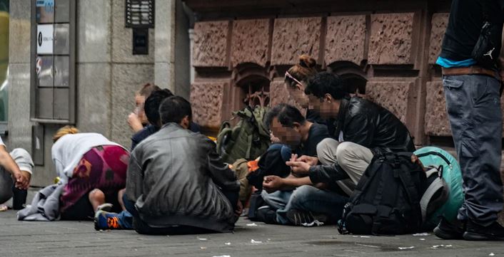 ۔،۔ فرینکفرٹ میں چوکس پولیس آفیسرز نے پچیس 25 سالہ منشیات فروش کو گرفتار کر لیا۔ نذر حسین۔،۔