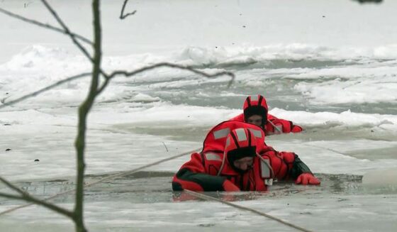 ۔،۔ چالیس40 سالہ شخص آئس سوئمنگ کے دوران ہلاک۔ نذر حسین۔،۔