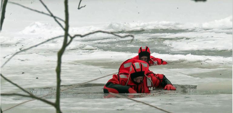 ۔،۔ چالیس40 سالہ شخص آئس سوئمنگ کے دوران ہلاک۔ نذر حسین۔،۔