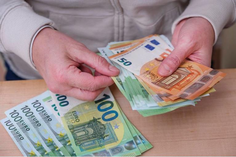 ۔،۔ نقدی(کیش) رقم  کے لئے یورپین یونین کے نئے قانون 2027  میں نافذ ہوں گے۔ نذر حسین۔،۔