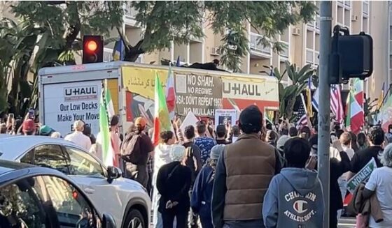 ۔،۔ لاس اینجلس میں ٹرک ایرانی حامی مظاہرین میں جا گھسا، ڈرائیور گرفتار۔ نذر حسین۔،۔