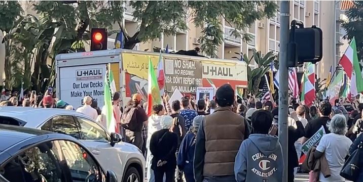 ۔،۔ لاس اینجلس میں ٹرک ایرانی حامی مظاہرین میں جا گھسا، ڈرائیور گرفتار۔ نذر حسین۔،۔