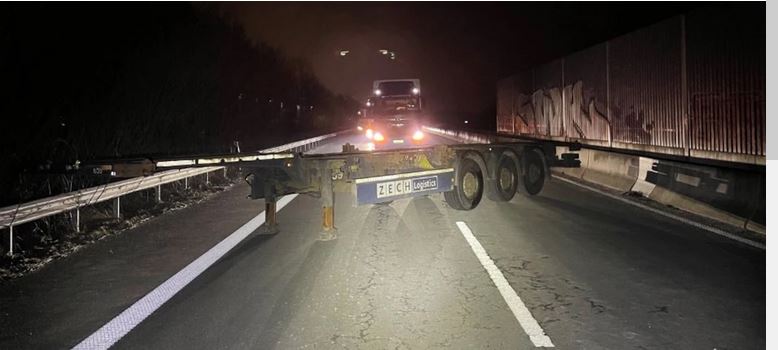 جرمنی کے شہر بریمن کے قریب ہائی وے پر نامعلوم افراد نے سیمی ٹریلر پارک کر دیا۔ نذر حسین۔،۔