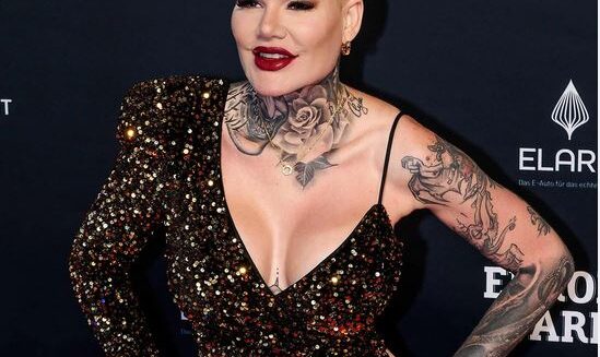 ۔،۔ سینتیس37 سالہ پاپ گلوکارہ میلانیا مولر  کو دوسری بار ہٹلر سیلوٹ کرنے پر جرمانہ۔ نذر حسین۔،۔