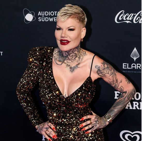 ۔،۔ سینتیس37 سالہ پاپ گلوکارہ میلانیا مولر  کو دوسری بار ہٹلر سیلوٹ کرنے پر جرمانہ۔ نذر حسین۔،۔