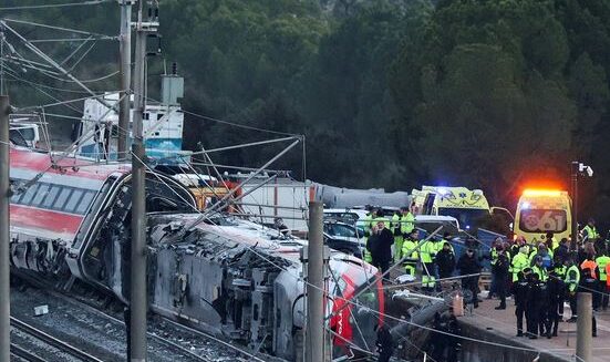 ۔،۔ اسپین میں دو ٹرینوں کا المناک تصادم جس کی بنا پر  انتالیس 39افراد ہلاک ہو گئے۔ نذر حسین۔،۔