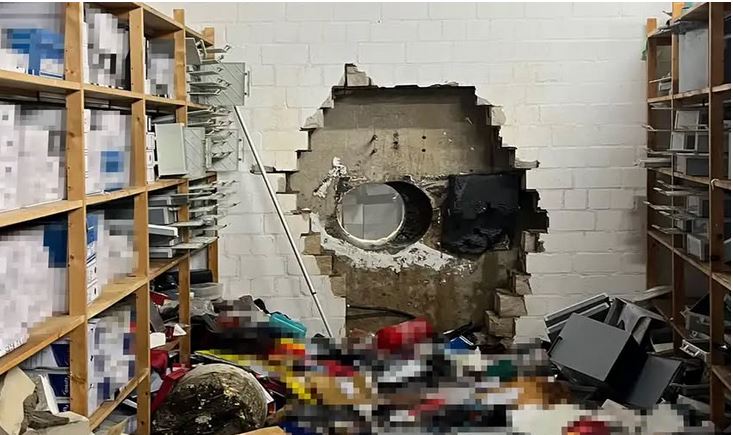 ۔،۔کرسمس اور نیو یئر کے درمیان 30 دسمبر کی صبح 04:00 بجے چوروں نے بینک کو لاکھوں کا چونا لگا دیا۔ نذر حسین۔،۔