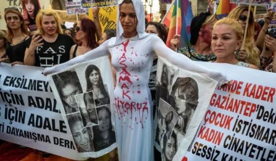 ۔،۔استنبول کچرے کے ایک کنٹینر سے سر کٹی اور ٹانگوں سے محروم  خاتون کی لاش برآمد۔ نذر حسین۔،۔