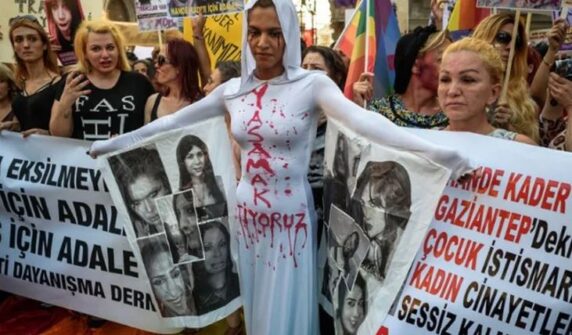 ۔،۔استنبول کچرے کے ایک کنٹینر سے سر کٹی اور ٹانگوں سے محروم  خاتون کی لاش برآمد۔ نذر حسین۔،۔