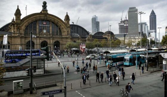 ۔،۔ فرینکفرٹ ریلوے اسٹیشن کے علاقہ میں لاٹھی سے حملہ متاثرہ شخص شدید زخمی۔ نذر حسین۔،۔